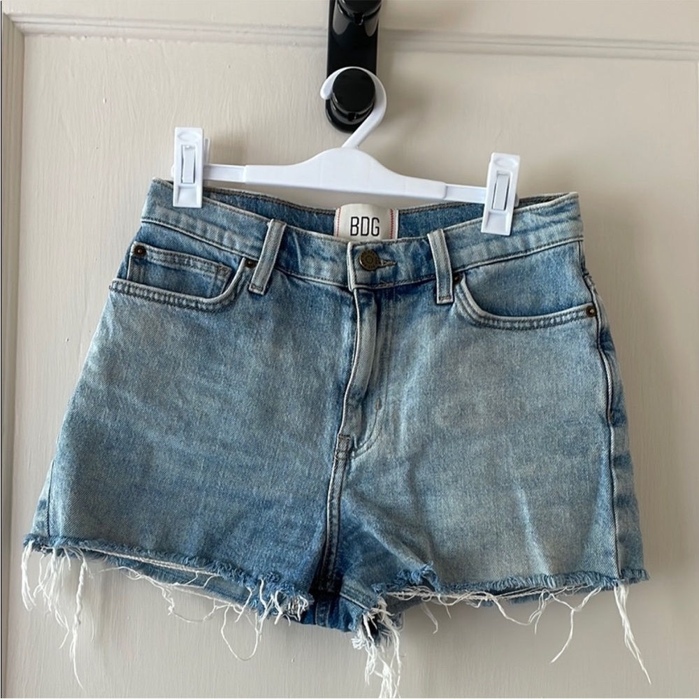 BDG Girlfriend Short Jean in Size 26